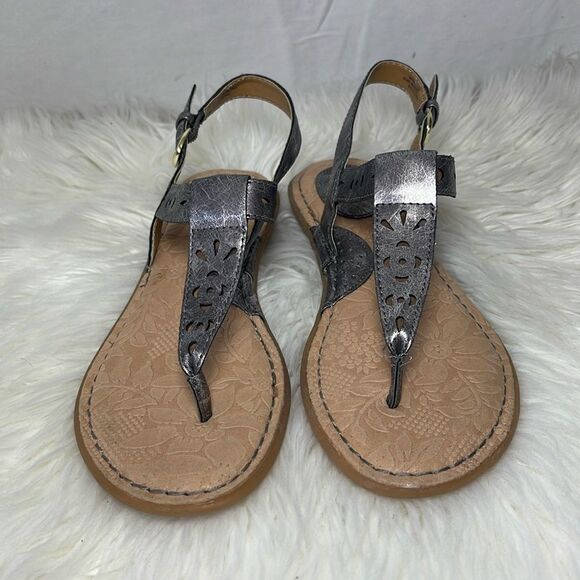 BOC Born Concepts Pewter Laser Cut Leather Thong Sandals Sz 8 - Picture 2 of 6